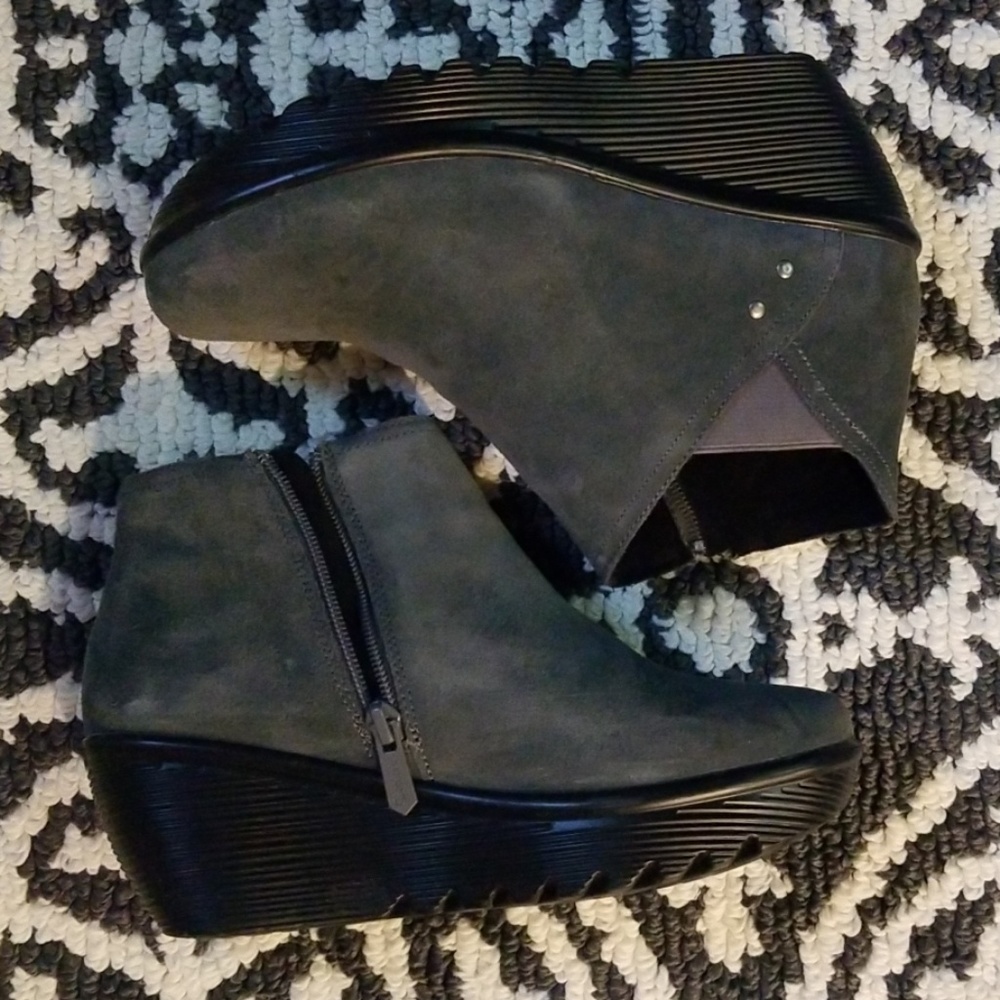 Sketchers air-cooled memory foam booties